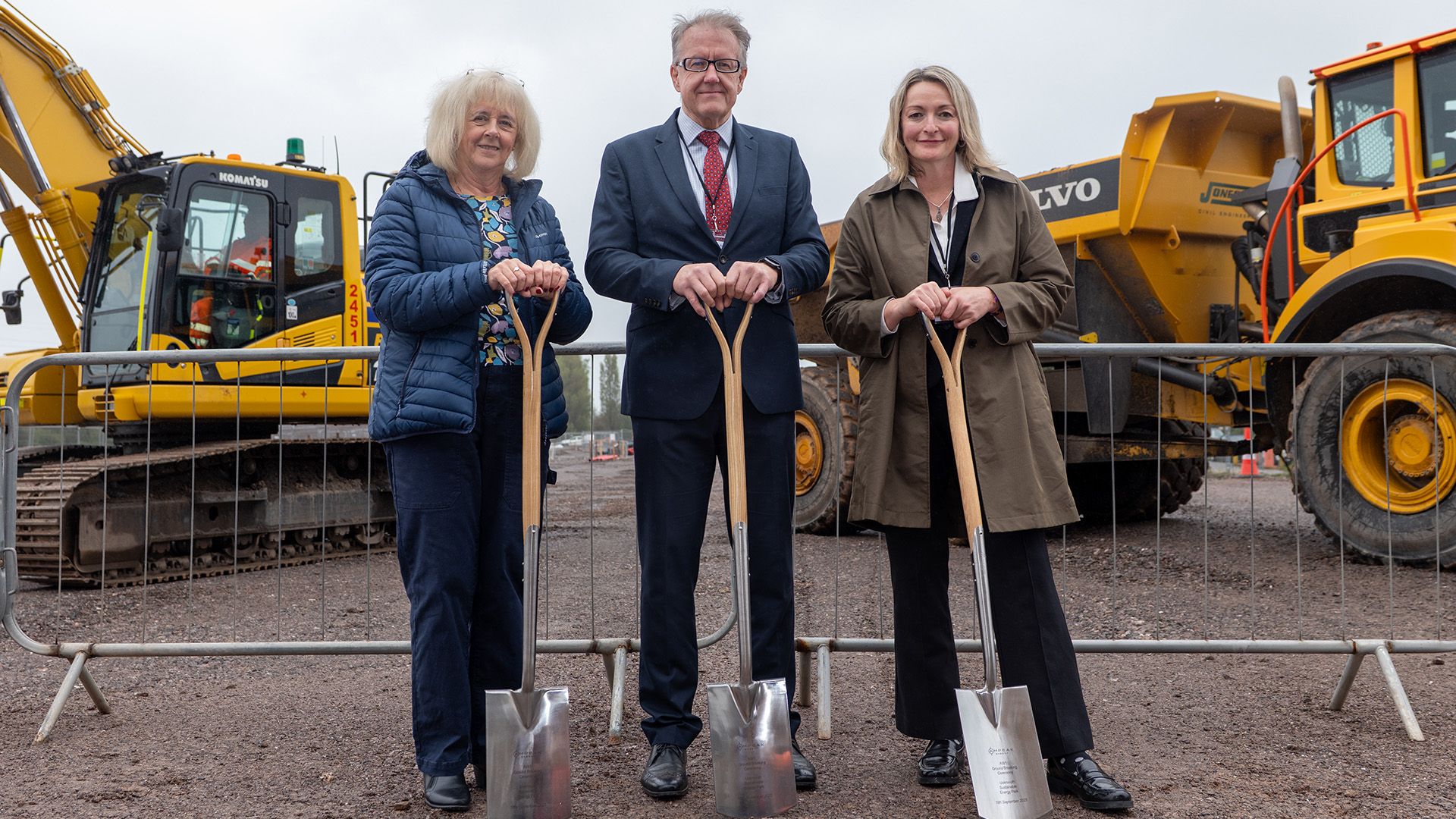 Graham Reid, Ampeak Energy CEO, is joined by Ruth Jones MP (Left) and Jessica Morden MP (Right)