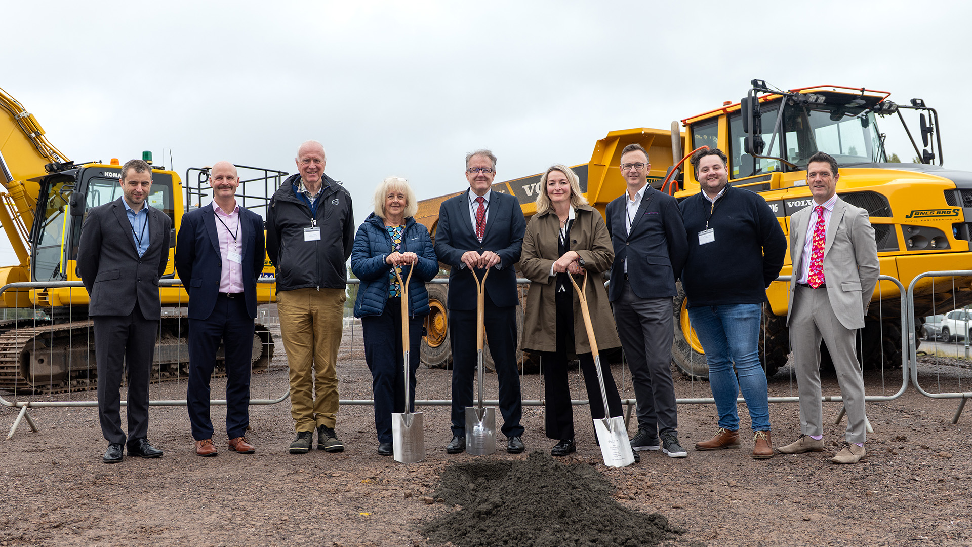 Graham Reid, Ampeak Energy CEO, is joined by local MPs Jessica Morden and Ruth Jones as well as senior members of the Ampeak Energy team and the key project partners: Jones Brothers, Nord/LB, Cardiff Capital Region and Canadian Solar SES.